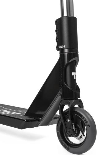 Tilt Contact Build trick løbehjul i sort med bredt 5,5'' deck, SCS og 110 mm hjul til street.