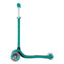 Globber Primo Lights 3-hjulet løbehjul i grøn – Perfekt til børn med LED-lys i hjulene, justerbart styr og lav deckhøjde. Køb nu og lad dit barn rulle afsted med stil!