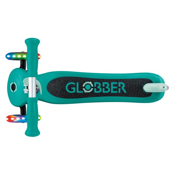 Globber Primo Lights 3-hjulet løbehjul i grøn – Perfekt til børn med LED-lys i hjulene, justerbart styr og lav deckhøjde. Køb nu og lad dit barn rulle afsted med stil!