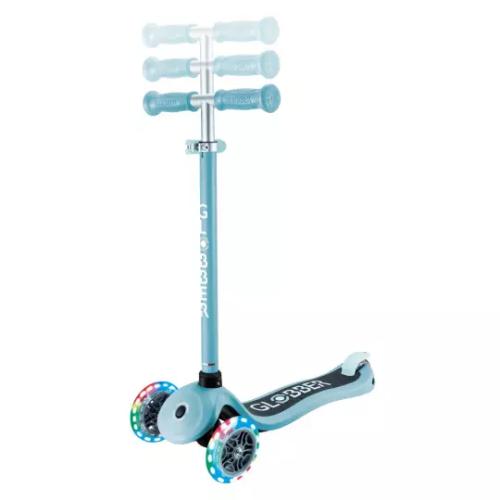 Globber Primo Lights 3-hjulet løbehjul i grøn – Perfekt til børn med LED-lys i hjulene, justerbart styr og lav deckhøjde. Køb nu og lad dit barn rulle afsted med stil!