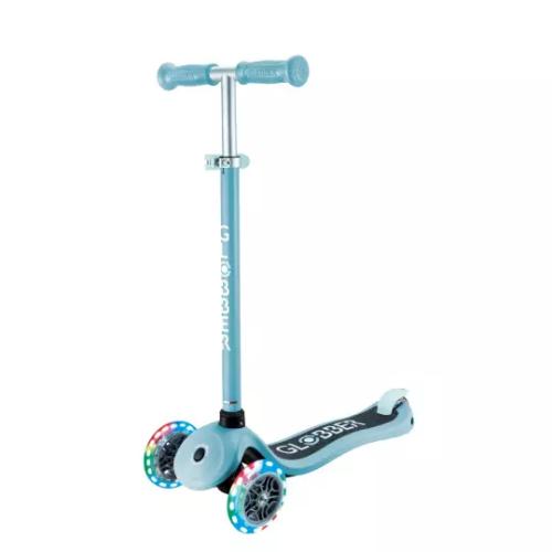 Globber Primo Lights 3-hjulet løbehjul i grøn – Perfekt til børn med LED-lys i hjulene, justerbart styr og lav deckhøjde. Køb nu og lad dit barn rulle afsted med stil!