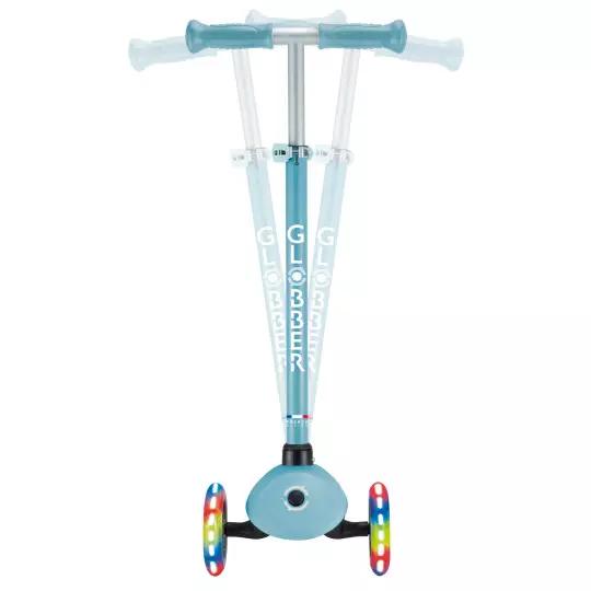 Globber Primo Lights 3-hjulet løbehjul i grøn – Perfekt til børn med LED-lys i hjulene, justerbart styr og lav deckhøjde. Køb nu og lad dit barn rulle afsted med stil!