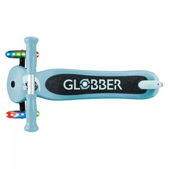 Globber Primo Lights 3-hjulet løbehjul i grøn – Perfekt til børn med LED-lys i hjulene, justerbart styr og lav deckhøjde. Køb nu og lad dit barn rulle afsted med stil!