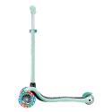 Globber Primo Lights 3-hjulet løbehjul i mint – Perfekt til børn med LED-lys i hjulene, justerbart styr og lav deckhøjde. Køb nu og lad dit barn rulle afsted med stil!