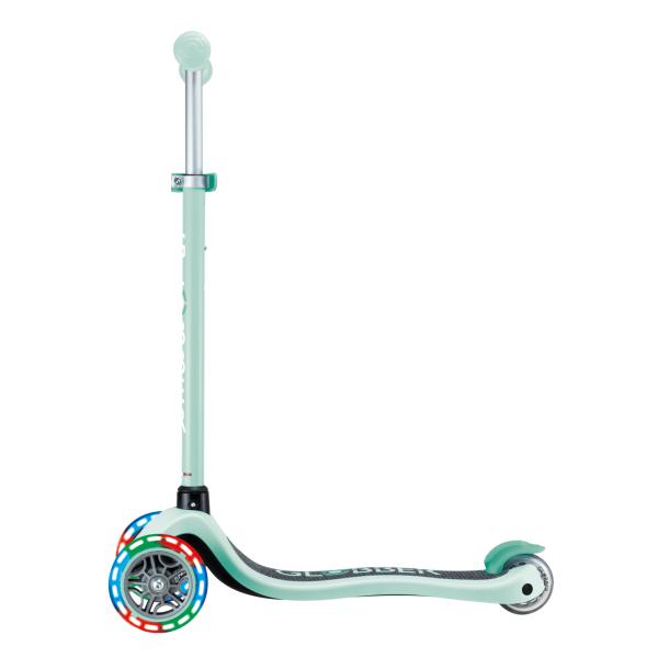 Globber Primo Lights 3-hjulet løbehjul i mint – Perfekt til børn med LED-lys i hjulene, justerbart styr og lav deckhøjde. Køb nu og lad dit barn rulle afsted med stil!