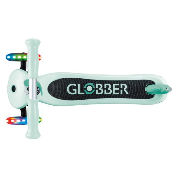 Globber Primo Lights 3-hjulet løbehjul i mint – Perfekt til børn med LED-lys i hjulene, justerbart styr og lav deckhøjde. Køb nu og lad dit barn rulle afsted med stil!