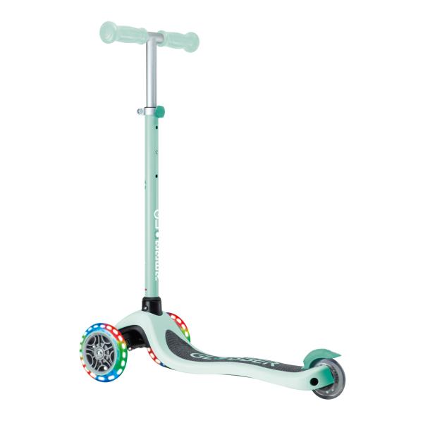 Globber Primo Lights 3-hjulet løbehjul i mint – Perfekt til børn med LED-lys i hjulene, justerbart styr og lav deckhøjde. Køb nu og lad dit barn rulle afsted med stil!