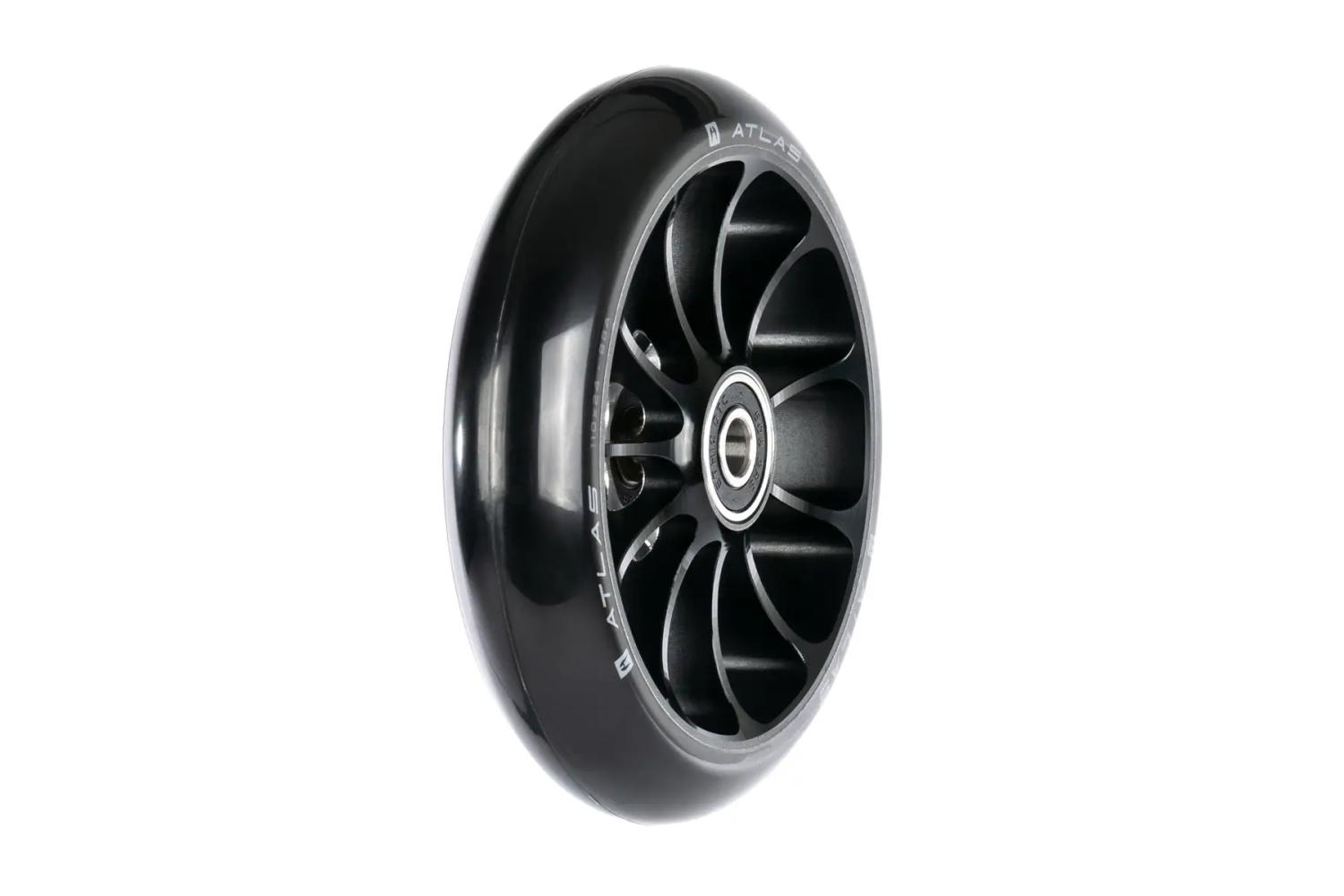 Ethic Atlas hjul til løbehjul i sort med 110 mm diameter, 24 mm bredde og 88A PU.