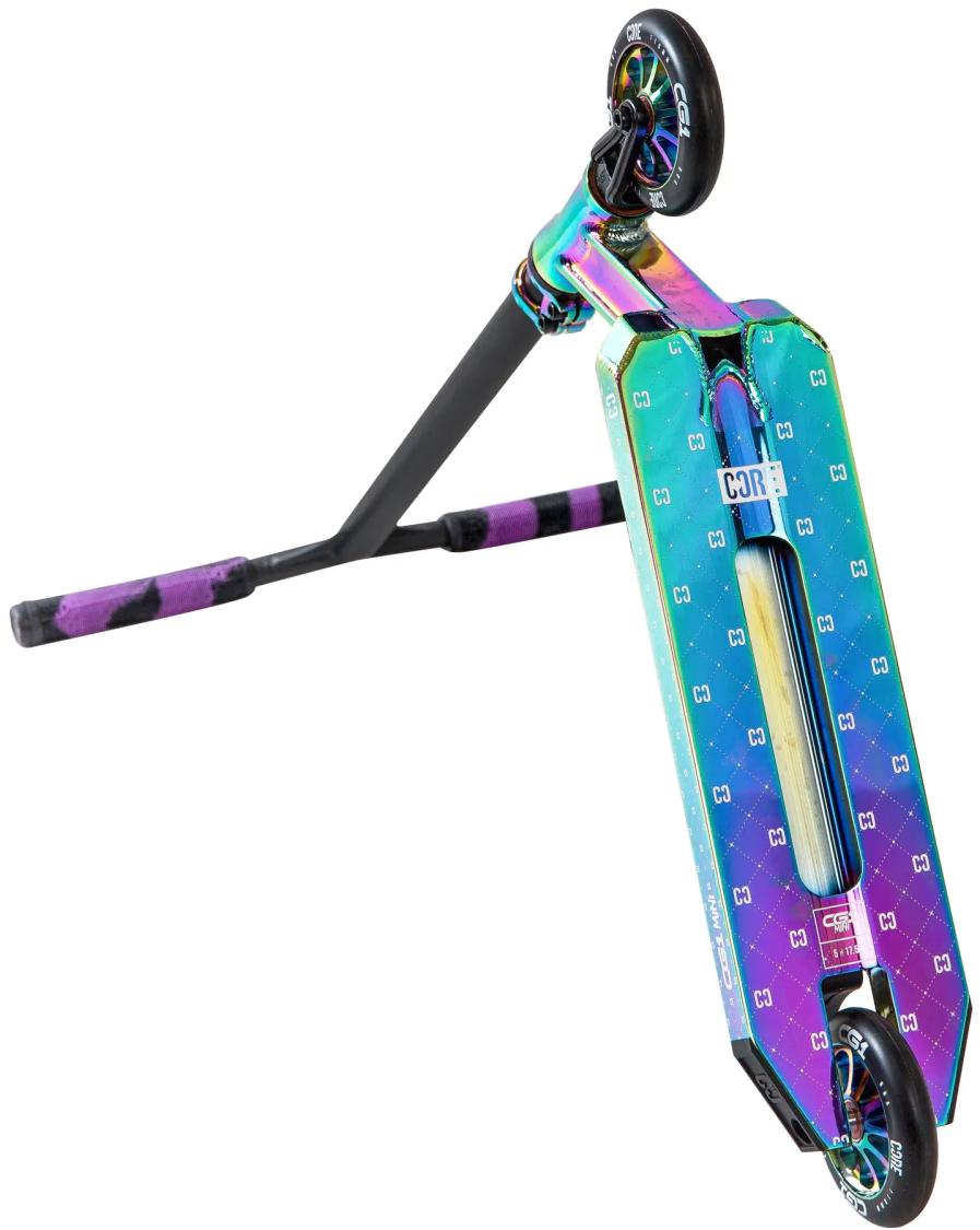 CORE CG1 mini trick løbehjul – neochrome. Stabilt setup til park og street med lav vægt og god kontrol.