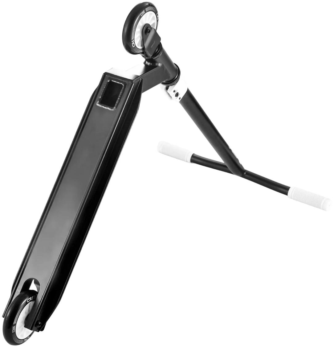 CORE CA1 – børne- og begynderløbehjul med steel bar, triple-bolt clamp, 110 mm hjul og stål fodbremse. EN14619. Totalhøjde ca. 81 cm.