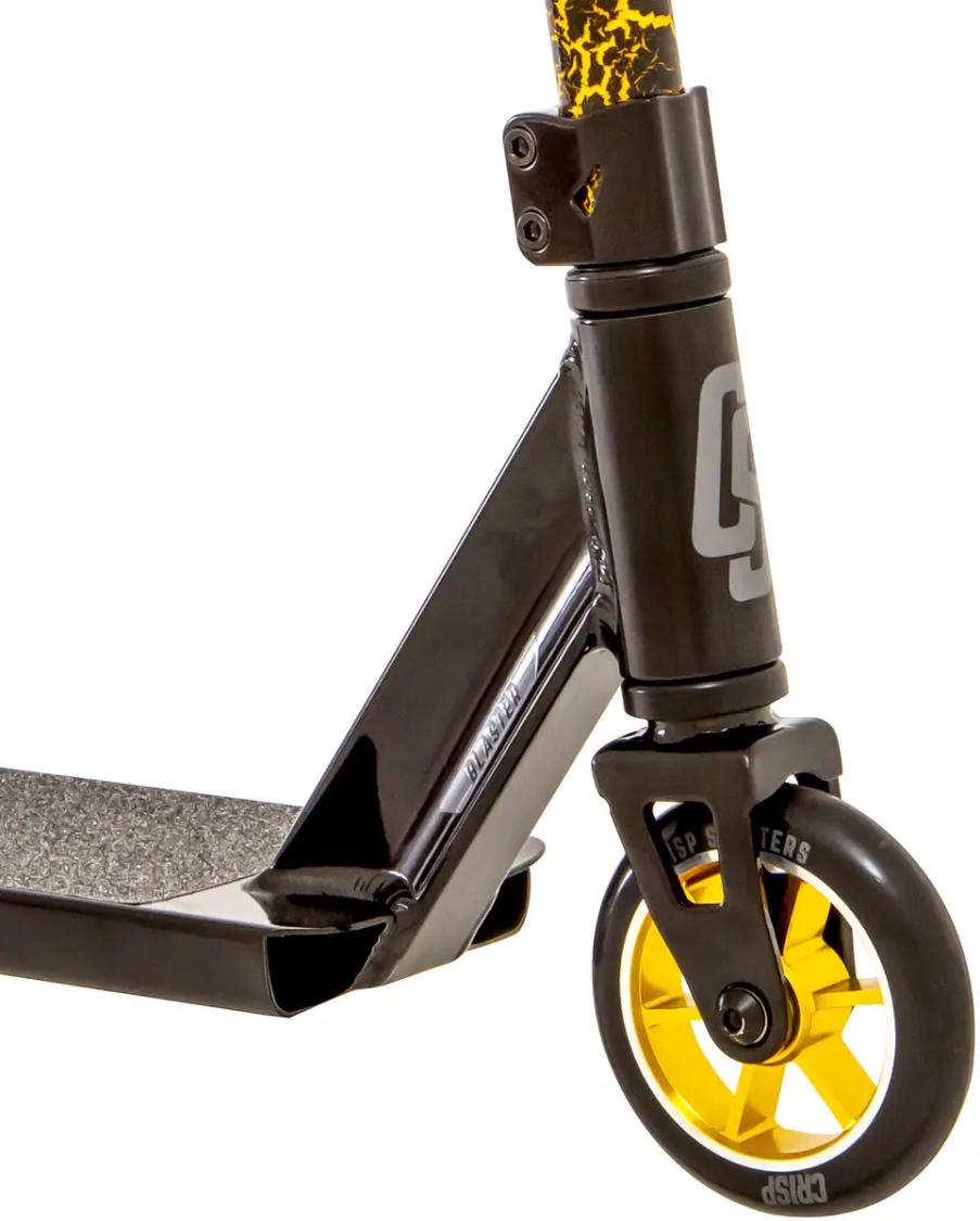 Crisp Blaster trick løbehjul i sort/guld med 110 mm hjul, IHC og park-orienteret deck til børn og unge riders.