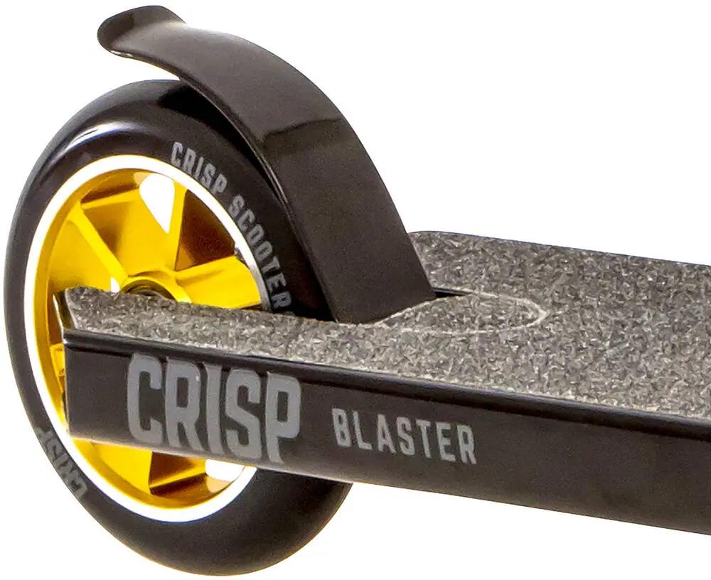 Crisp Blaster trick løbehjul i sort/guld med 110 mm hjul, IHC og park-orienteret deck til børn og unge riders.