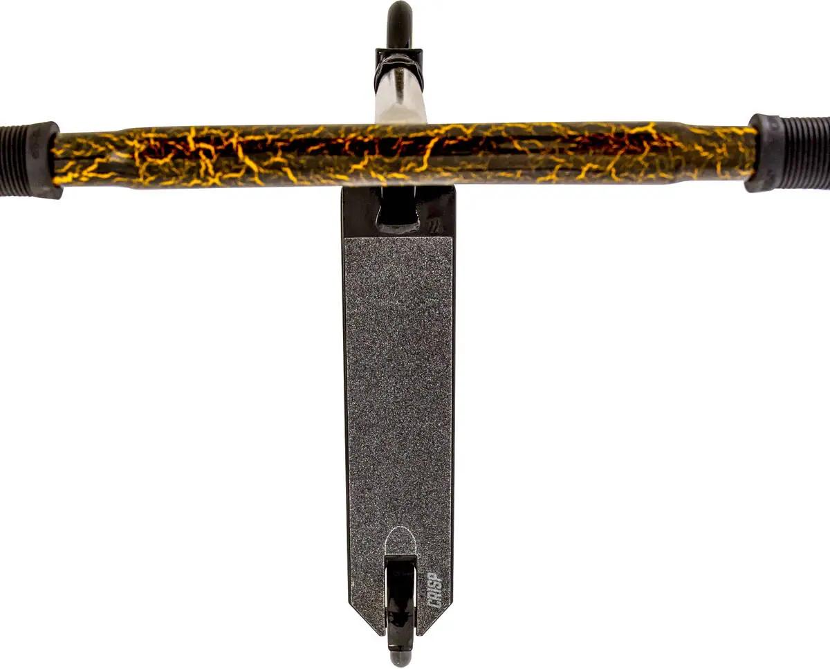 Crisp Blaster trick løbehjul i sort/guld med 110 mm hjul, IHC og park-orienteret deck til børn og unge riders.