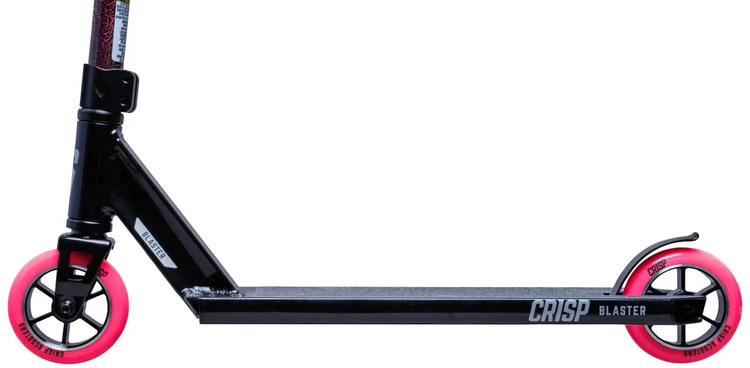Crisp Blaster trick løbehjul i sort/pink med 110 mm hjul, IHC og park-orienteret deck til børn og unge riders.